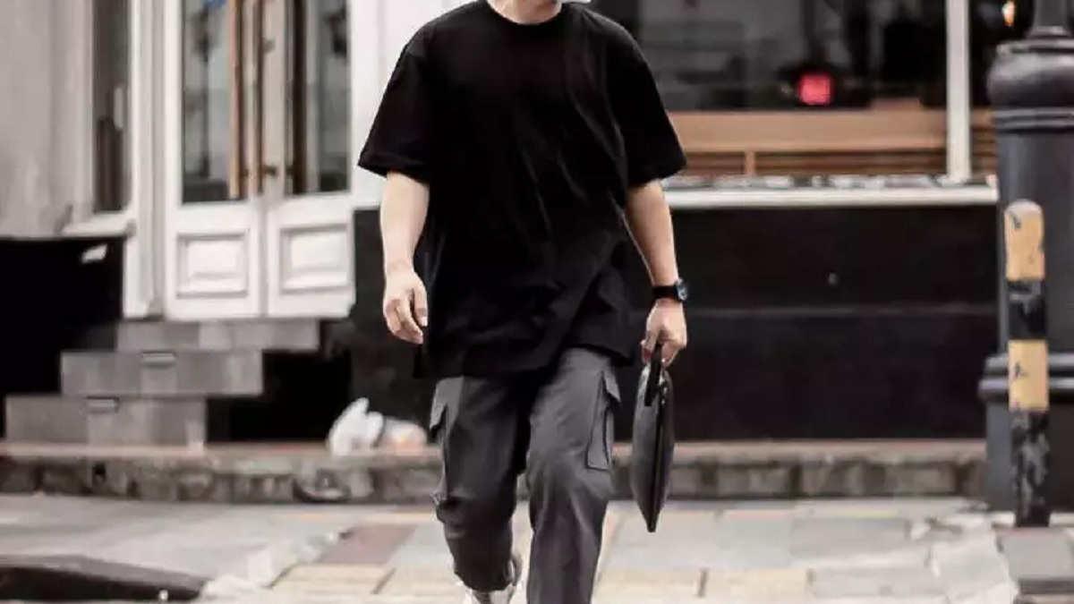 4 Inspirasi OOTD Kaos Oversize, Dijamin Makin Tampil Keren!
