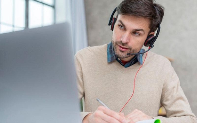 Tetap Tunjukan Profesionalitas, 6 Tips Pakaian Meeting Online Ini Bisa Jadi Inspirasimu