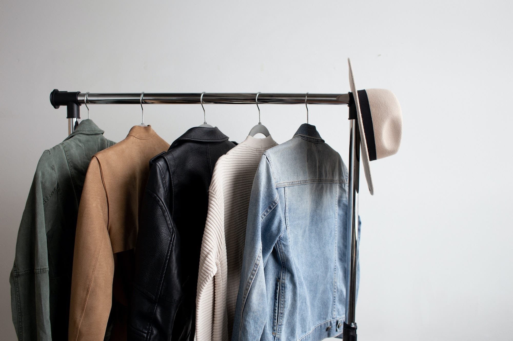 Wardrobe Essentials: 7 Pakaian yang Wajib Dimiliki Pria Modern