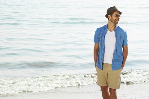 6 Outfit ke Pantai Untuk Pria, Biar Tetap Keren saat Liburan!