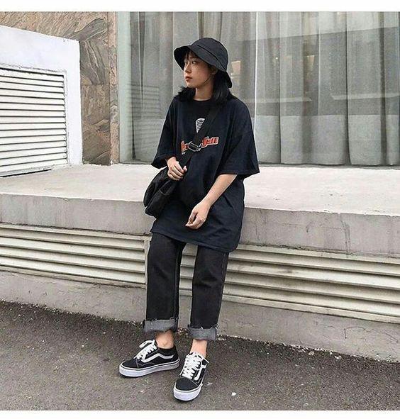 4 Gaya OOTD Nuansa Hitam dan Kasual, Bikin Penampilanmu Makin Keren!