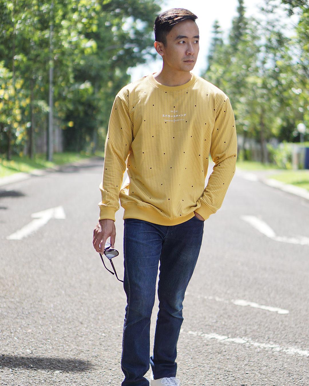 Daily Wear Never Goes Wrong: 3 Referensi OOTD Menggunakan Sweater Pria Untuk Daily Wear