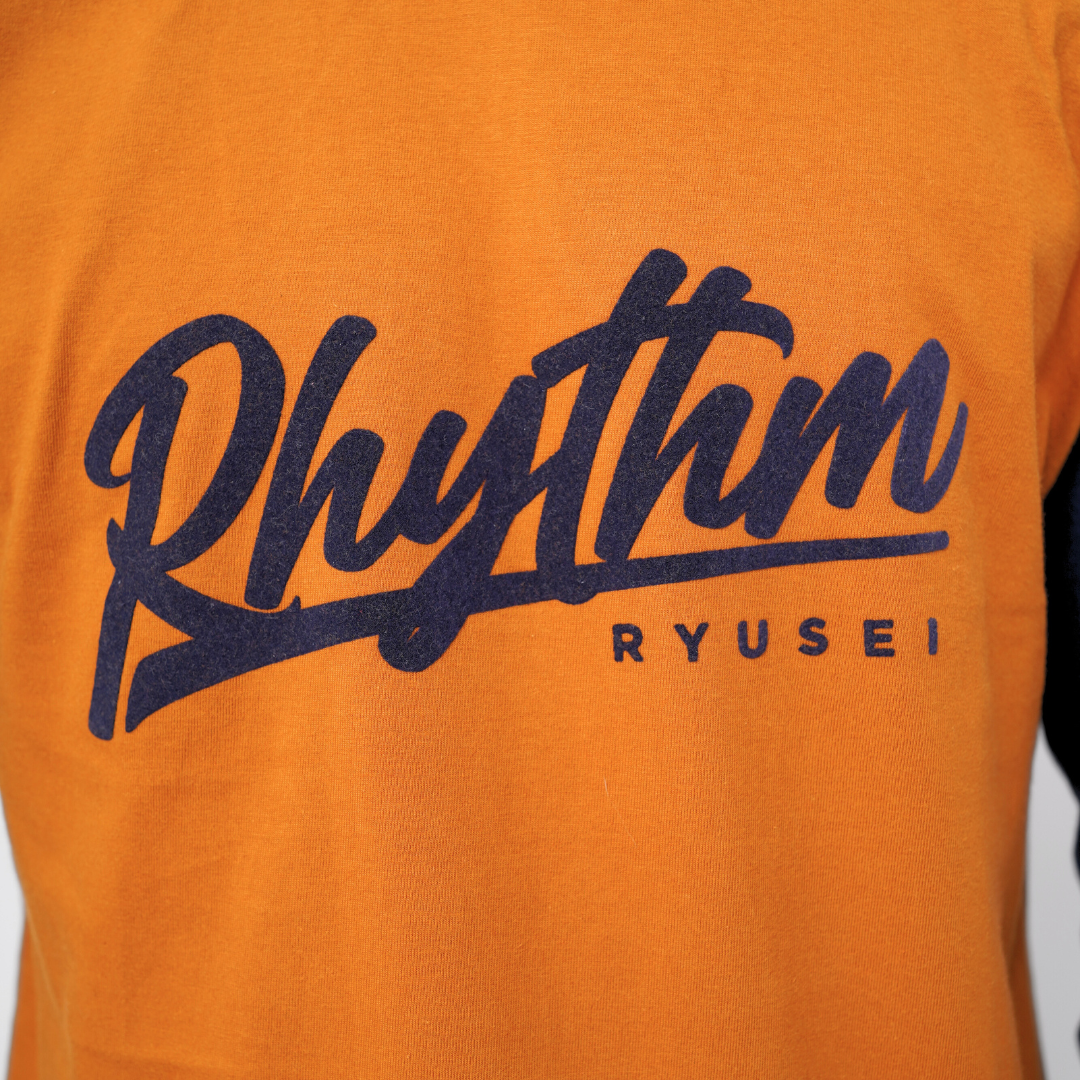 Ryusei Kaos Pria Lengan Panjang Nandito Rhythm Mustard